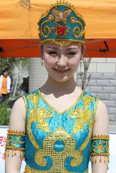 上联：移椅倚桐同望月，下联如何对？