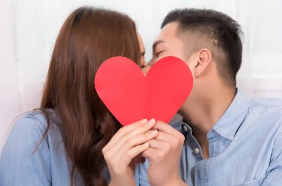 强制员工秀恩爱是怎么回事