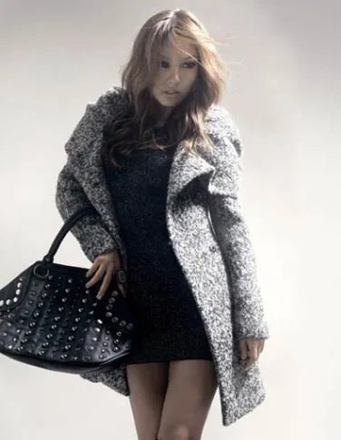 李孝利冬季街拍明星气场十足 穿衣耍性感释放迷人风度