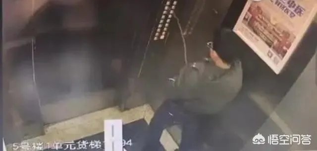 对于熊孩子冲电梯按键撒尿,致故障被困,你怎么看?