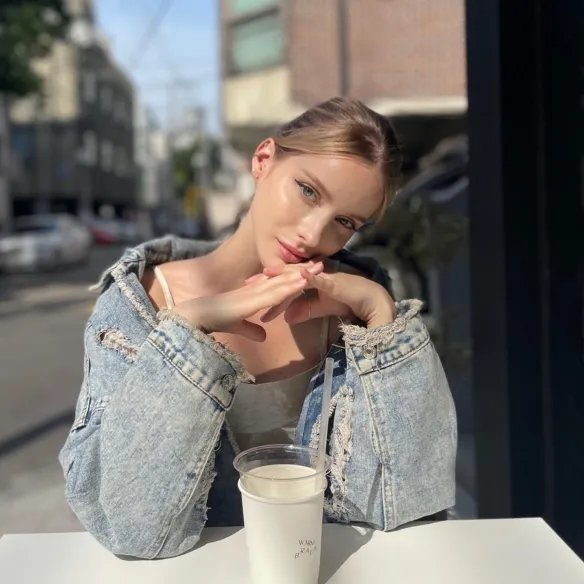 举手投足间风情万种！优雅妩媚的法国女主播Caroline