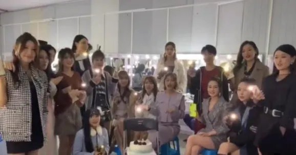 49岁孟非庆生被24岁美女围绕，其私生活是否“不简单”？