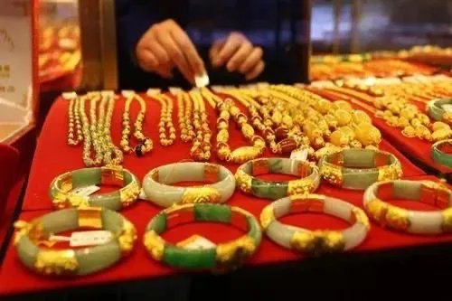 青岛大妈核酸检测身上挂满金货，这就是所谓的富婆吗？