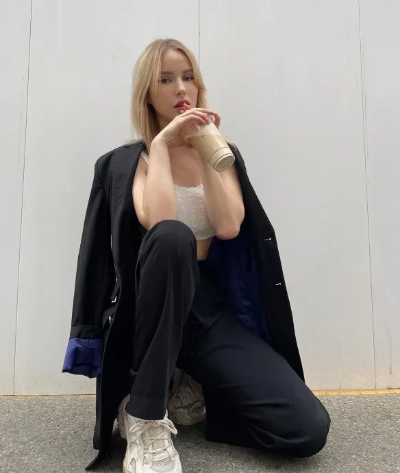 举手投足间风情万种！优雅妩媚的法国女主播Caroline