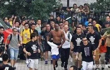 如何看待科比球迷下跪闻鞋？