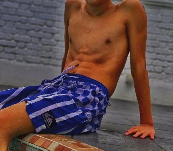 张柏芝晒13岁儿子八块腹肌照，她儿子究竟有多自律？