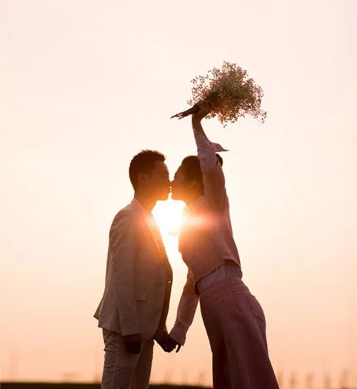 阁楼婚纱摄影怎么样  新人怎样选择合适的婚纱影楼