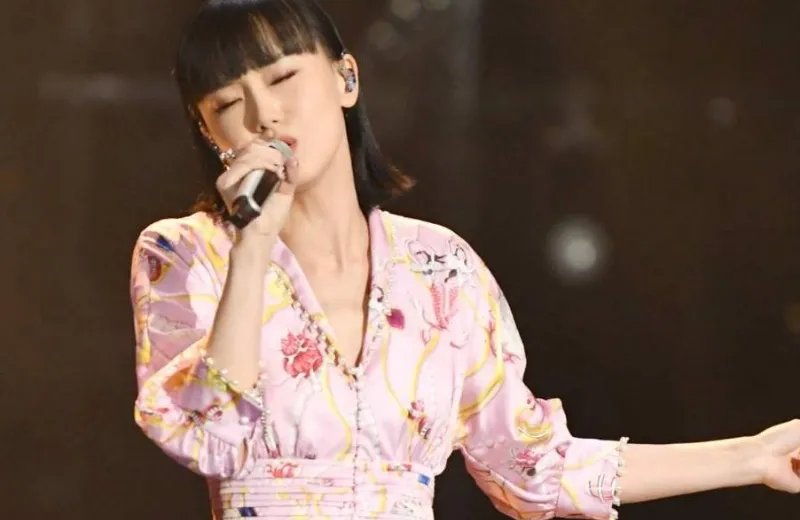 黄龄把腿上的淤青画成锦鲤,其做法为何会引发网友盛赞?