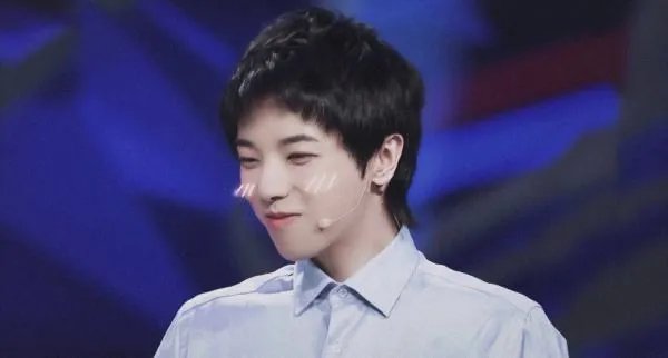 为了不假唱，把话筒倒着拿的炎亚纶，你知道哪些敬业的明星？