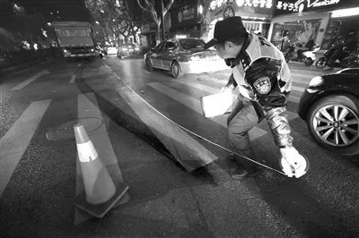 工程车真的能碾轧电瓶车？