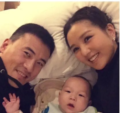 何洁有几个孩子？