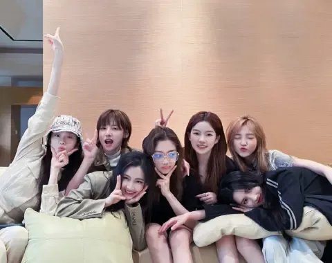 硬糖少女INTO1互换手势大合照,她们之间有过哪些梦幻联动?