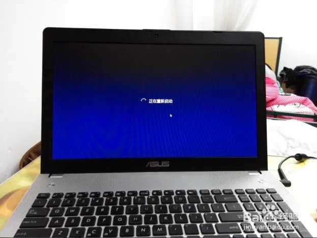 苹果笔记本键盘背光灯肿么开?是不是都有背光灯啊?