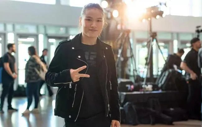 张伟丽卫冕成功!她的对手乔安娜比赛中为何惹得观众极为不满?