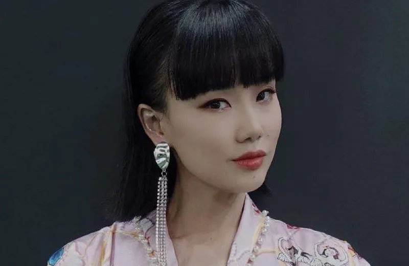 黄龄把腿上的淤青画成锦鲤,其做法为何会引发网友盛赞?