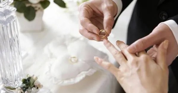 如何看待退伍老兵踢正步为军嫂盖头纱这件事?