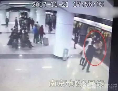 起争执踢孕妇肚子监控曝光/2女为何如此狠毒？