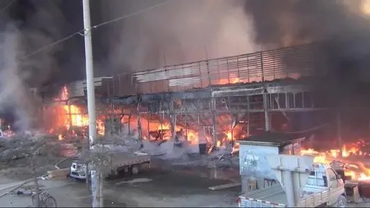 山东科技大学北门发生火灾，整条小吃街都烧了起来，是有人恶意纵火吗？