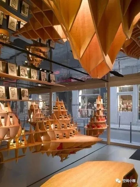 这家极具未来感的香水店，像一个长方形的盒子