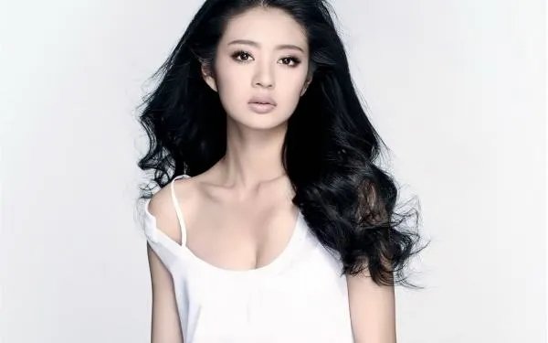 安以轩和她的弟弟安钧璨关系如何？