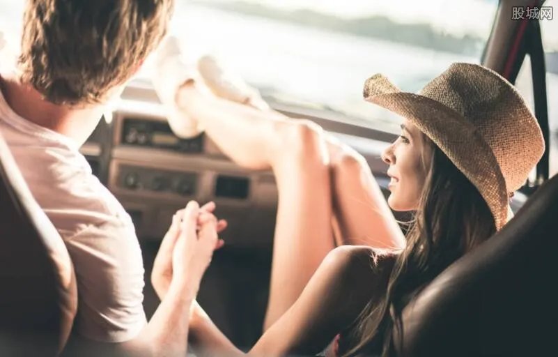 男女车震门没锁出意外 被抢走所有钱财