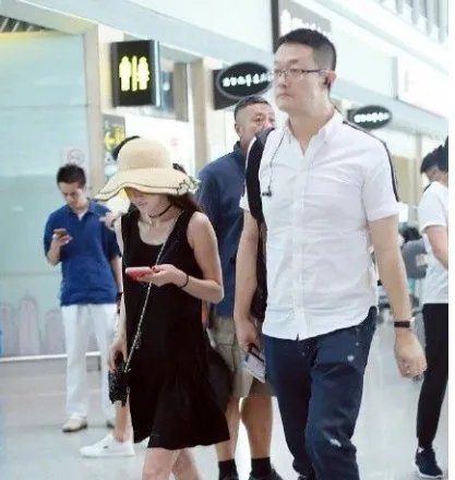 姚笛被拍到与一位高大男子一起现身酒吧，她是有新恋情了吗？