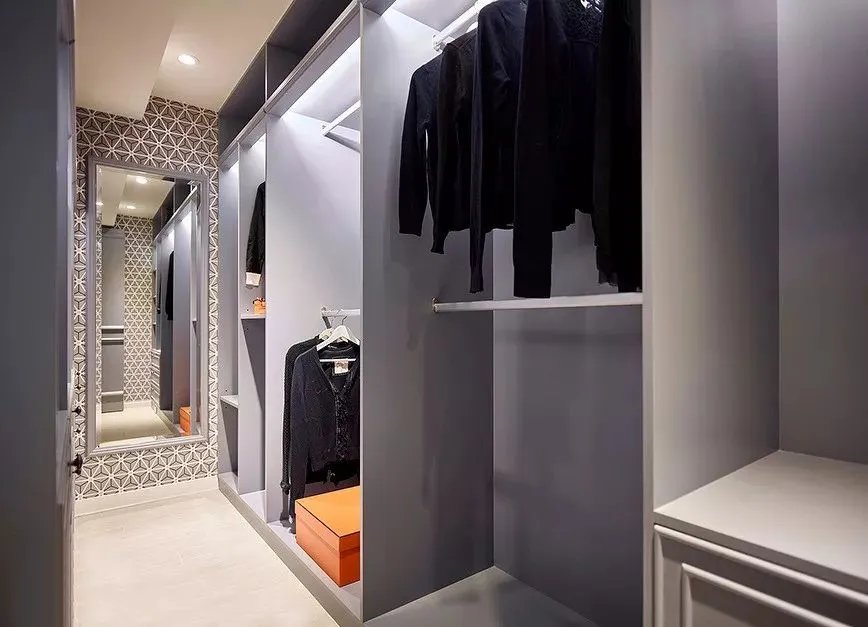 衣帽间装修效果图：衣帽间这么设计，你还能再放200件！
