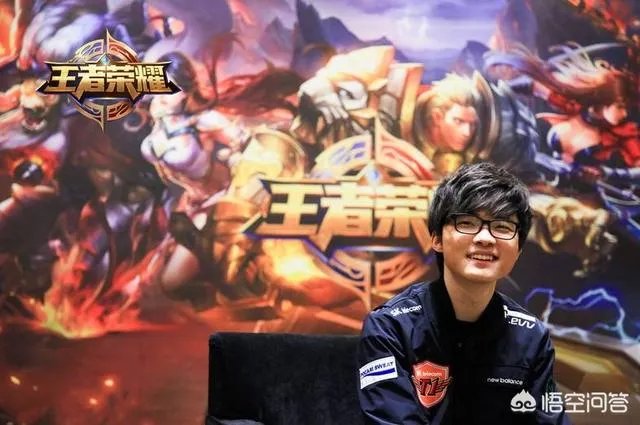 虎牙盛典上UZI与寒夜合影引争议，网友批评UZI成《英雄联盟》之耻，对此你怎么看？