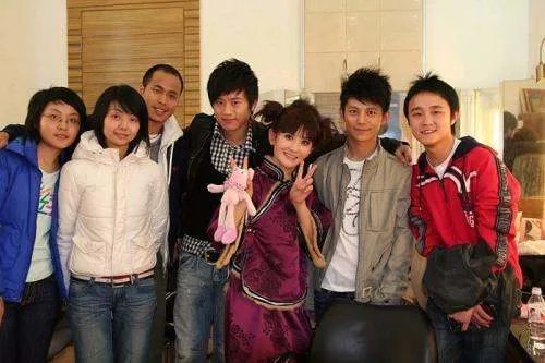 没想到是这样的关系，内地着名主持人何炅、戴军与吉杰的关系如何？