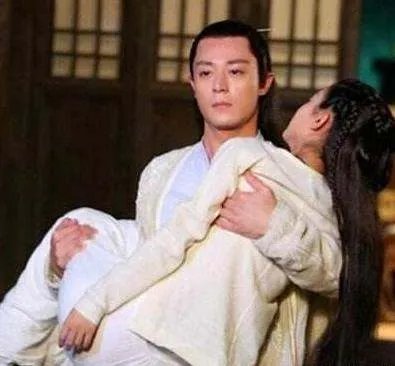 赵丽颖才80多斤，为何很多男星抱她都感觉很累？