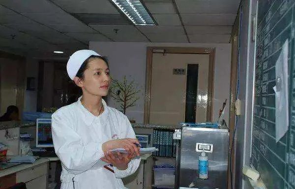 上海男子换肝后引发精神疾病，在医院跳楼身亡，医院需要承担什么责任？