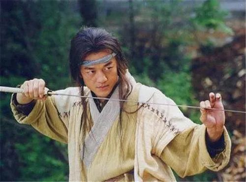 电视剧笑傲江湖李亚鹏版的令狐冲在第几集练成独孤九剑?