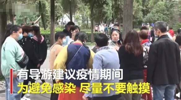 白马寺一塔尖被游客摸成包浆寿桃 摸一下能祛病消灾?