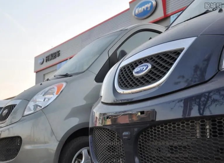 驾校教练与女学员车内激吻 行为不知羞耻