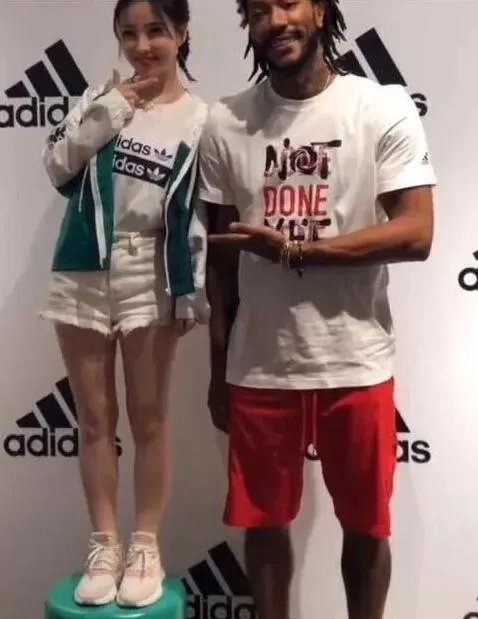 跟NBA球星合影,如何才能不让自己陷入尴尬?