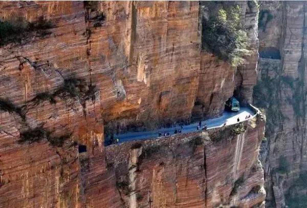 山西半悬空中货车历时3天被拽回 ，这辆车为何会悬在半空中？