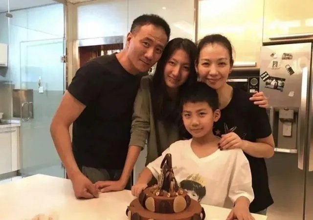 有一种完美发育叫胡军女儿，1米85身材堪比超模，窈窕迷人，你觉得呢？