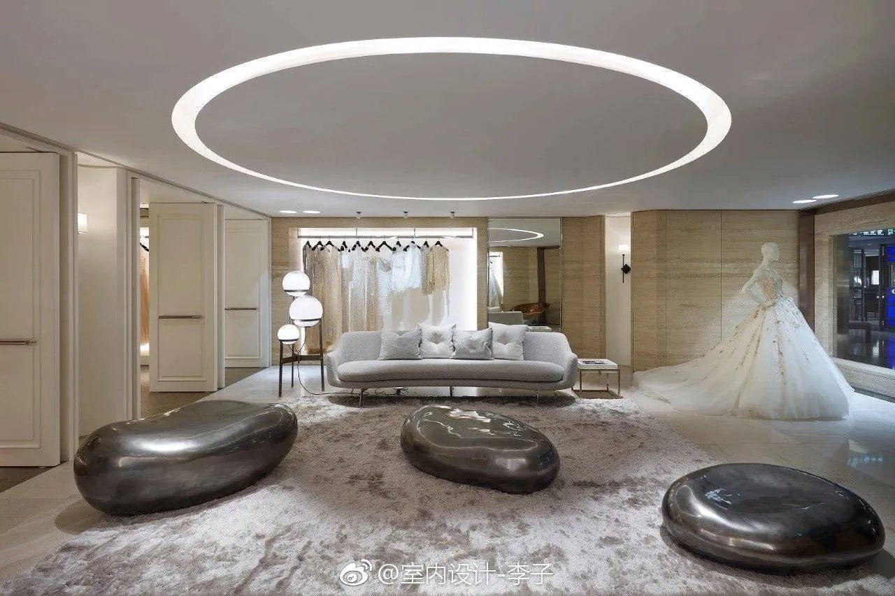 【婚纱工作室装修案例】本案把空间直向且有层次的划为三等份，穿...