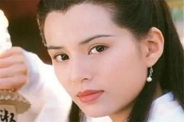 李若彤逛街被偶遇，穿旗袍衫配半身裙曲线成熟，她是如何保养自己的？