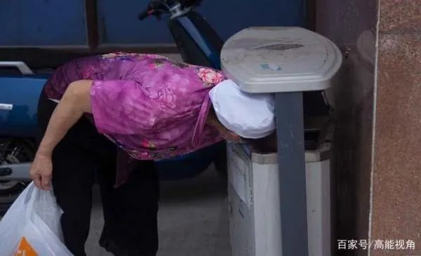 生日奶奶做了一碗长寿面,他却坚持要喂奶奶,没钱吃饭的一家怎么面对血癌?