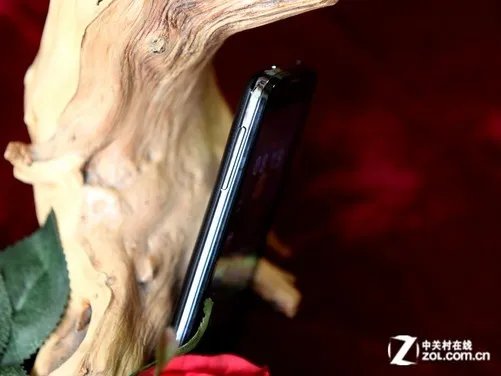 时尚商务双卡机 1GHz双核中兴V889M评测