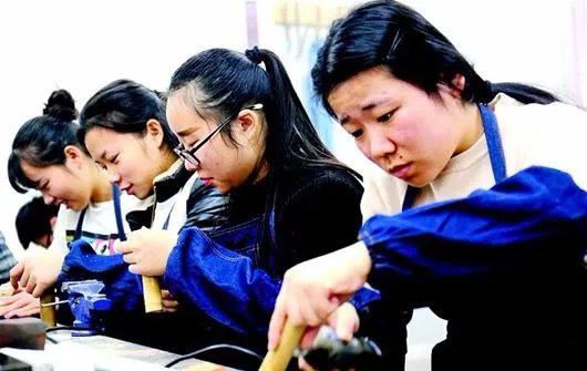 女老师自学木工走红是怎么回事?