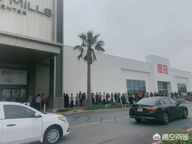 优衣库kaws联名衫被哄抢，暴露了现代人的什么？你怎么看？