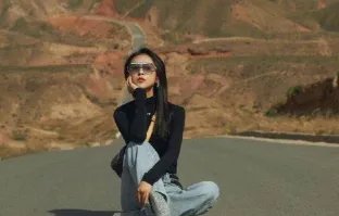 前男友是富二代秦奋，当演员多年不红，今因公路中间跳舞惹争议，她是谁？