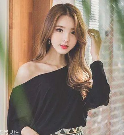 微卷长发发型 女生微卷长发图片