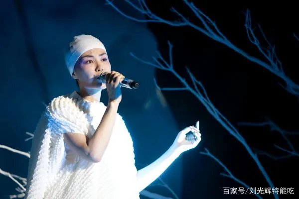 王菲绯闻不断,深夜现身李亚鹏住所后谢霆锋啥态度?