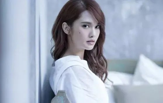 杨丞琳成团发言尴尬了4位姐姐，万茜偷笑，杨丞琳说了什么？