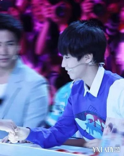 高君雨王俊凯握手图片“点读机女孩”高考真的考砸了吗?