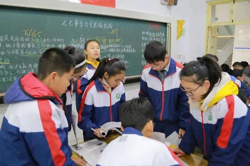 老师教室贴太阳膜观察学生引热议，评价为何褒贬不一？