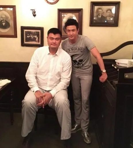 跟NBA球星合影,如何才能不让自己陷入尴尬?